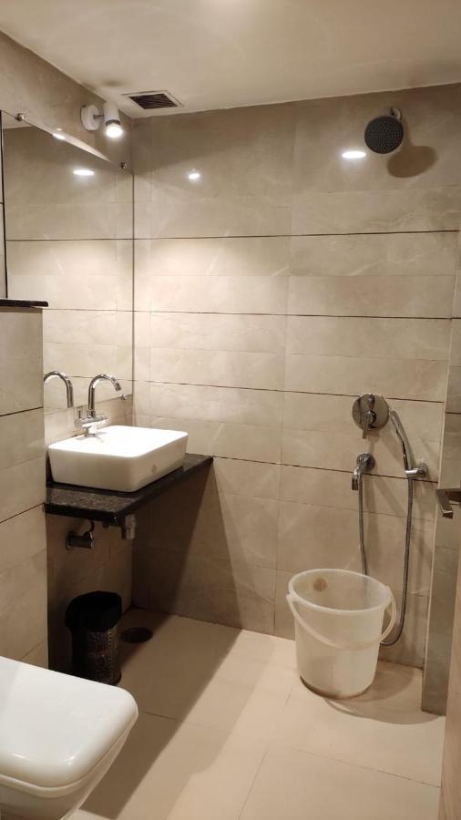 Hotel Poseidon Inn Лакхнау Экстерьер фото