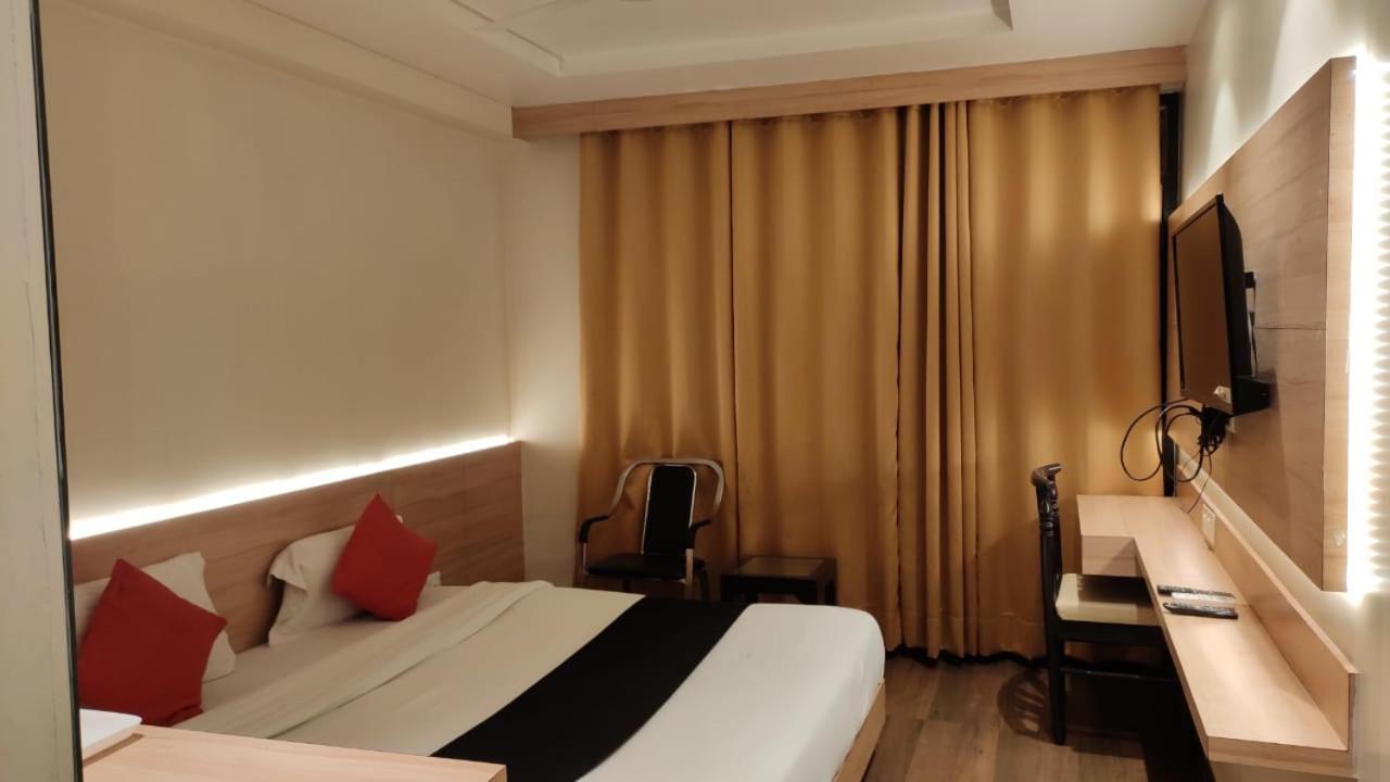 Hotel Poseidon Inn Лакхнау Экстерьер фото